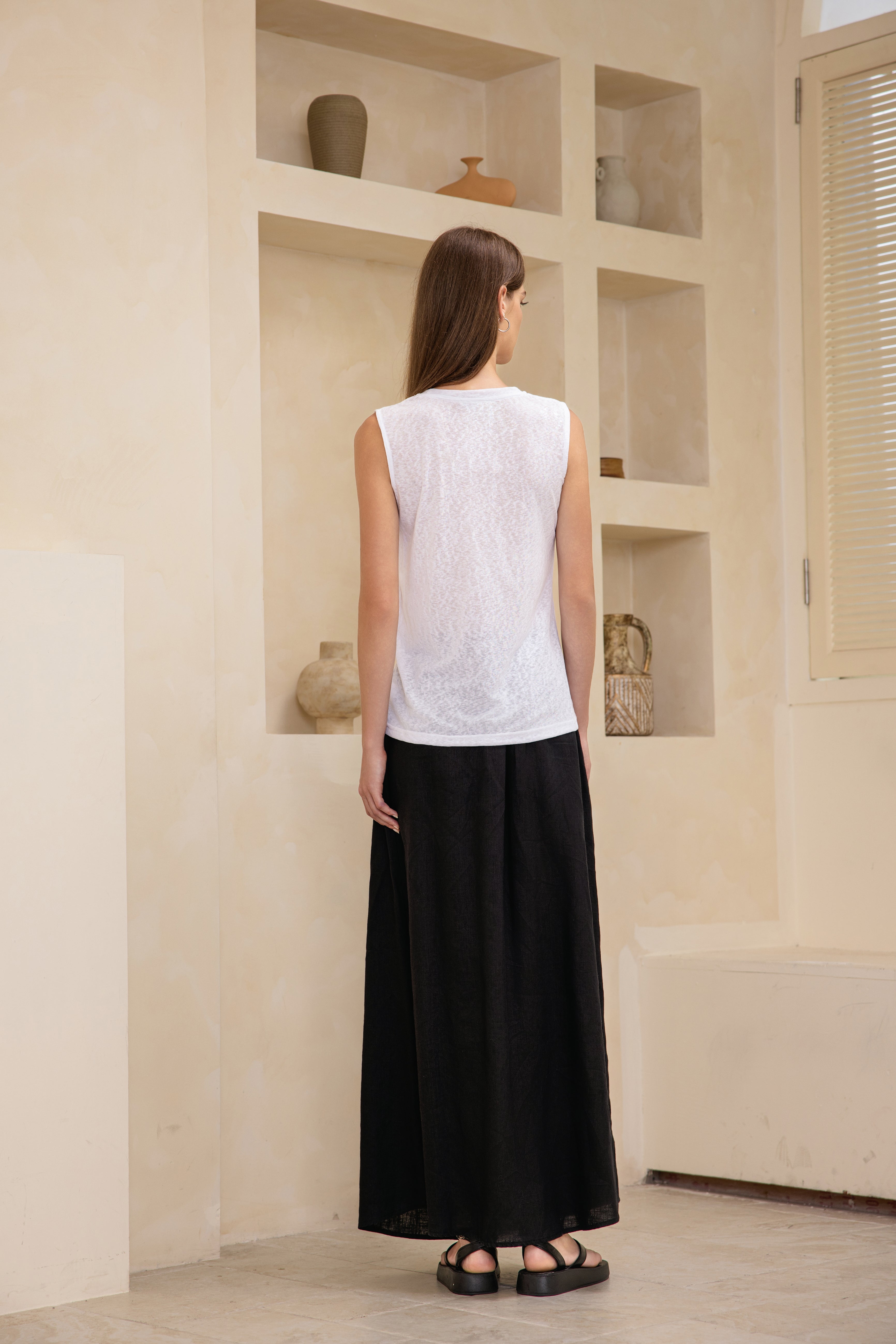 Sleeveless linen t-shirt round-neck