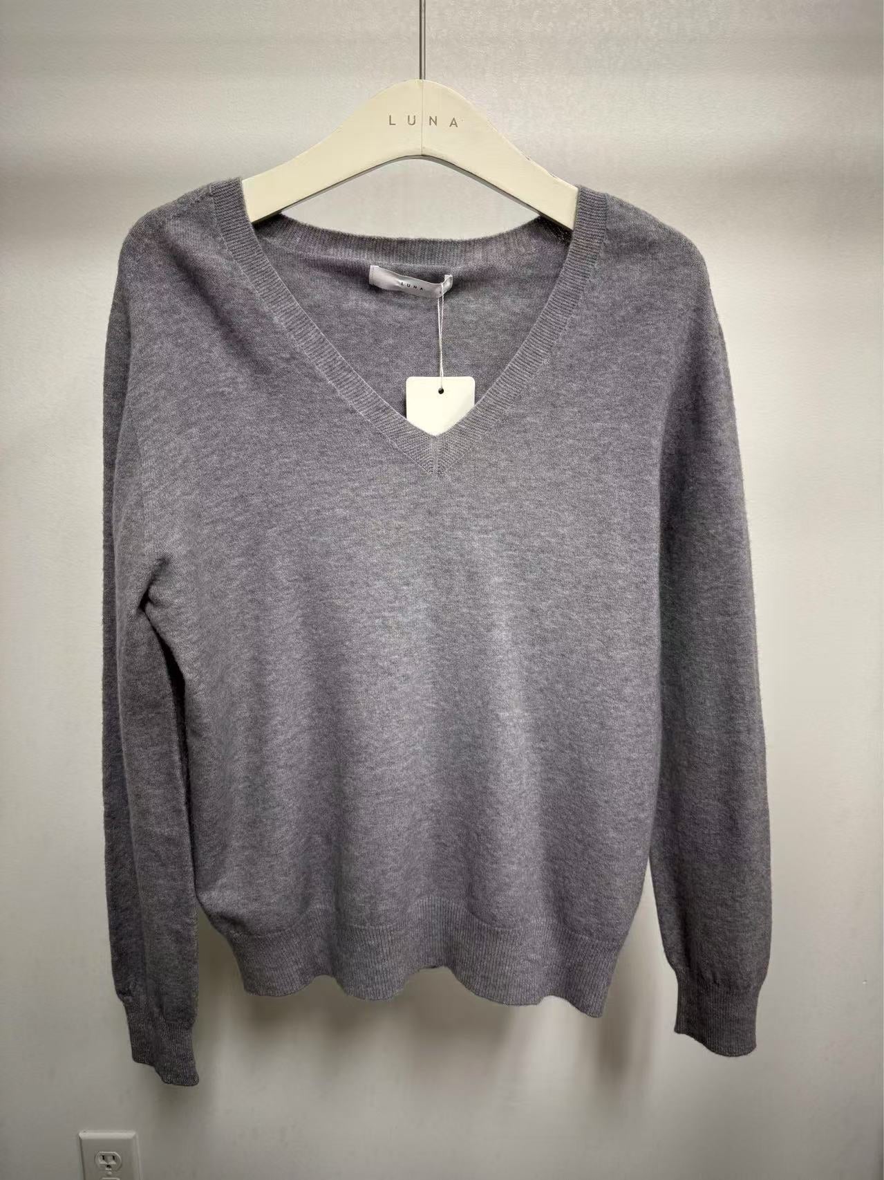 25219 V-neck Sweater
