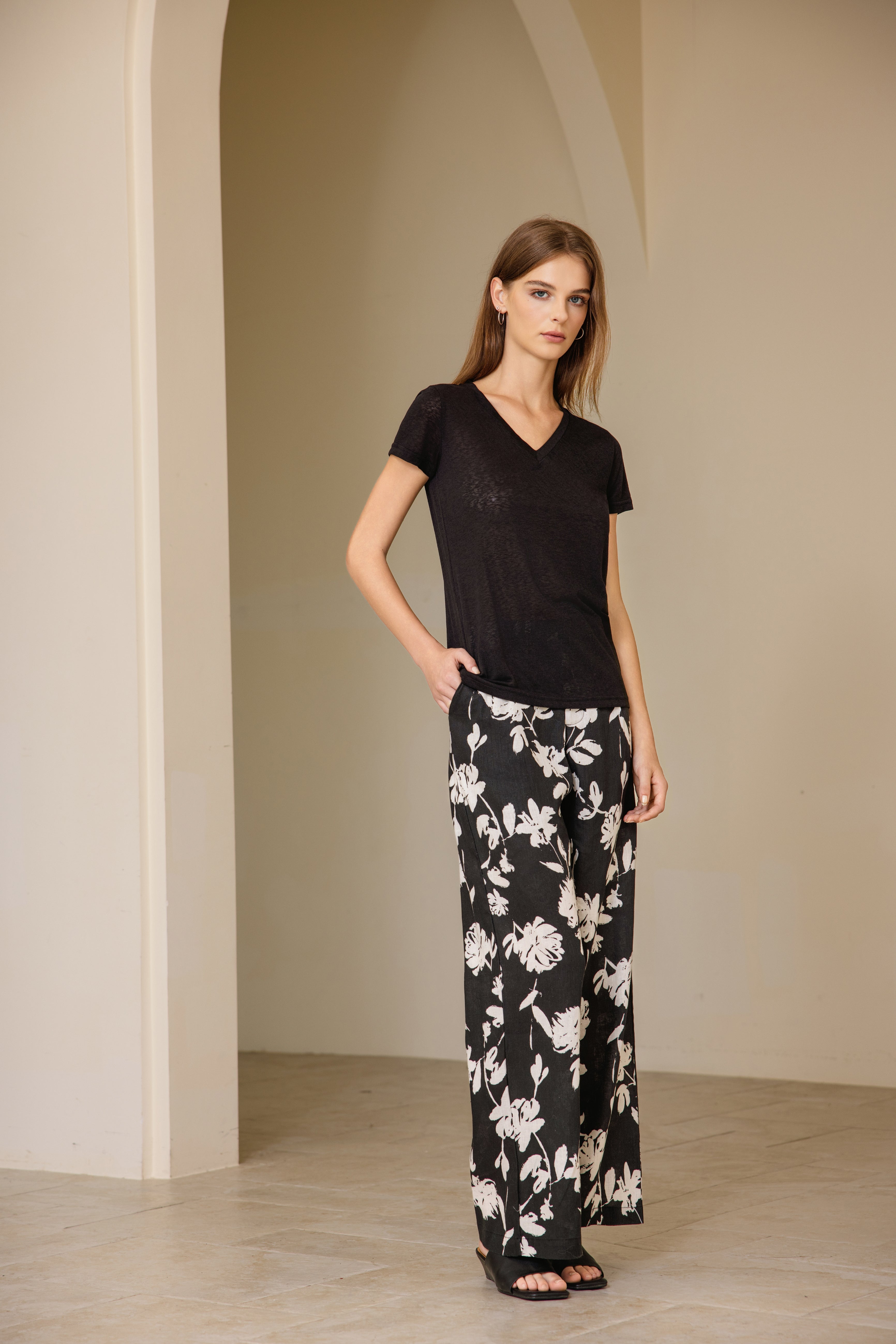 Short-sleeved linen t-shirt v-neck