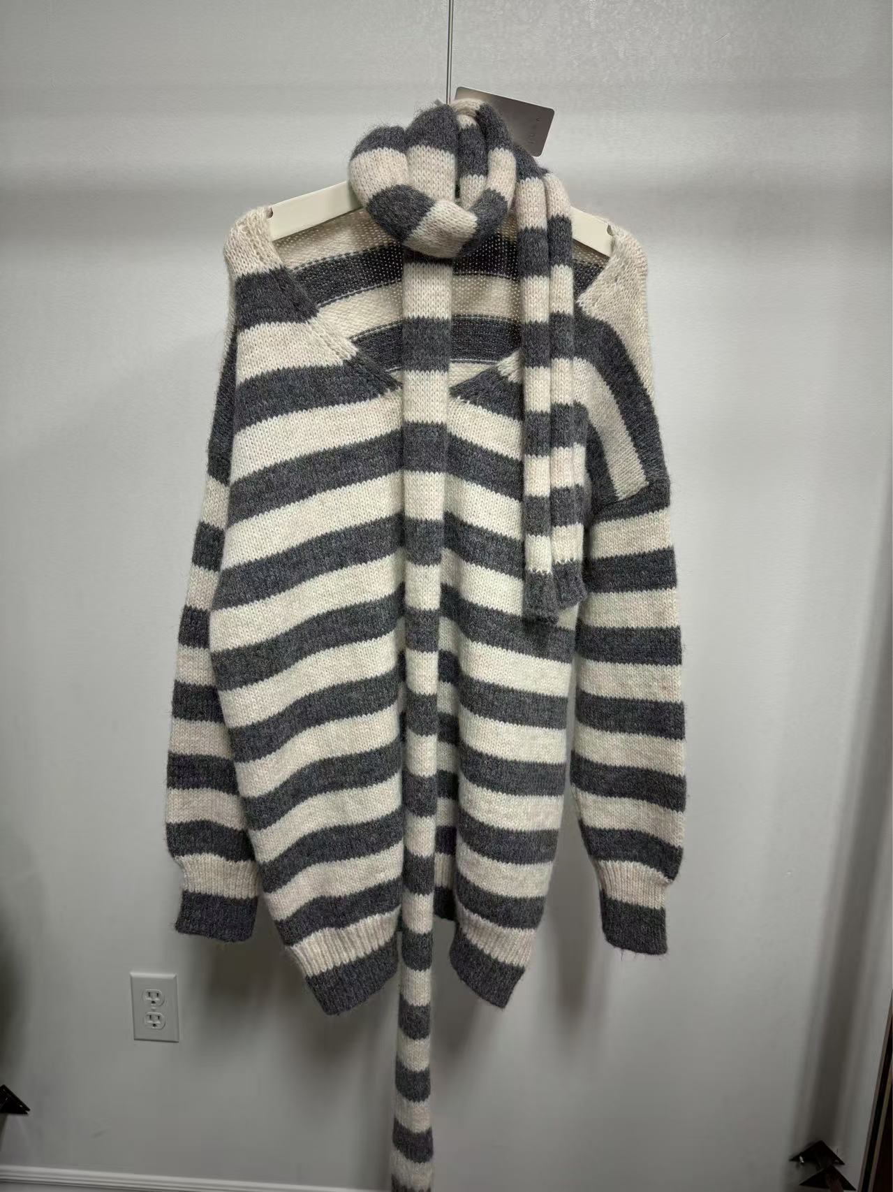 25204 V-neck Oversized Long Sweater