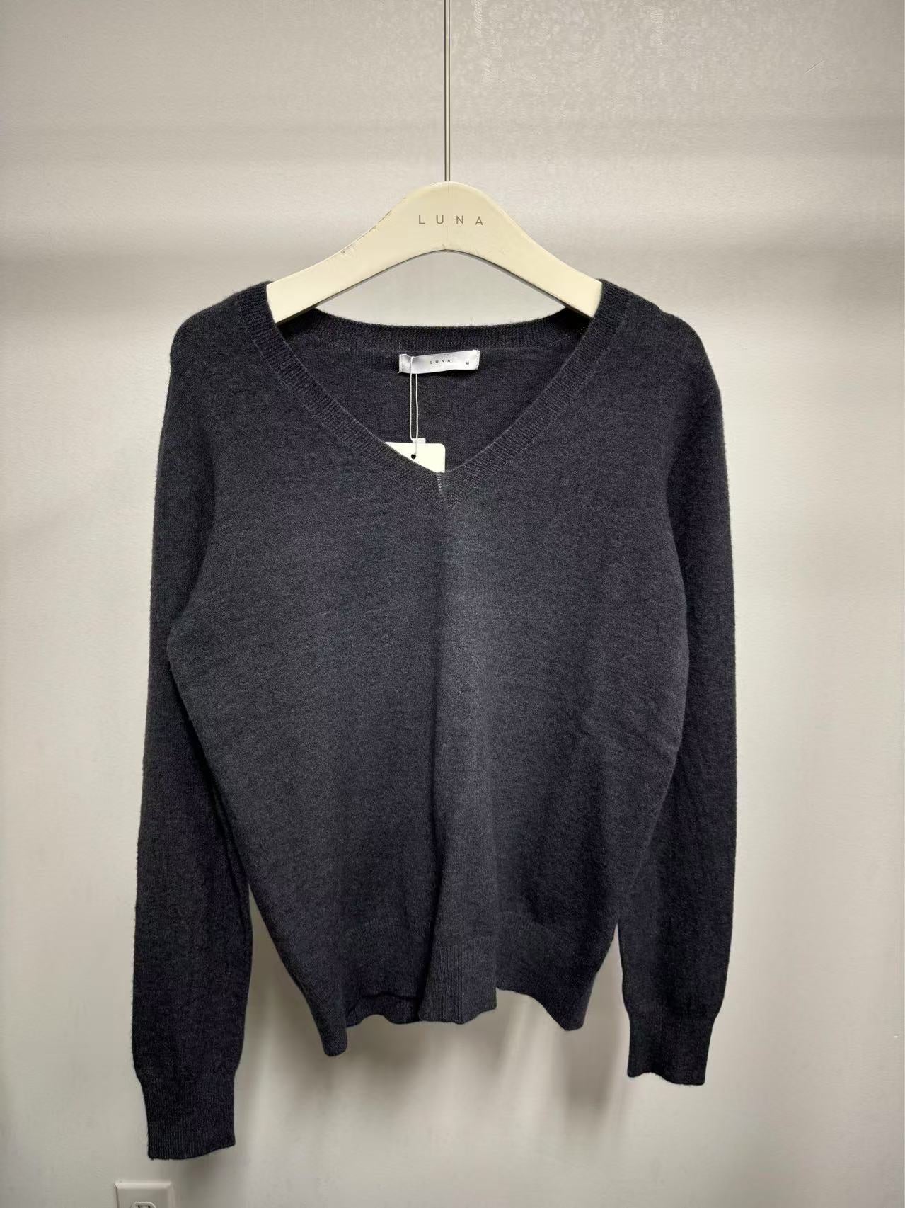 25219 V-neck Sweater